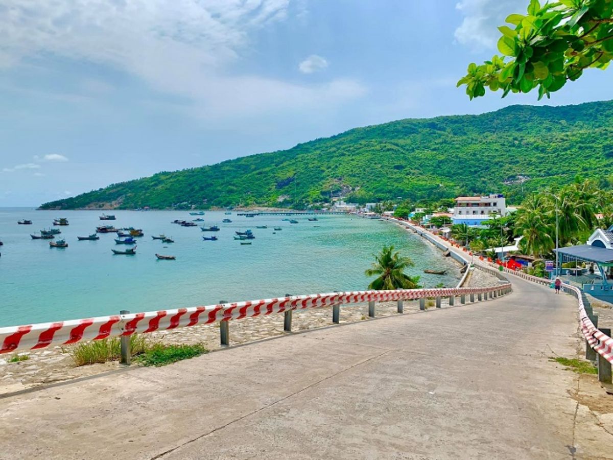 Du khách dễ dàng di chuyển đến Cù lao Ma Thiên Lãnh theo tuyến đường ven biển.