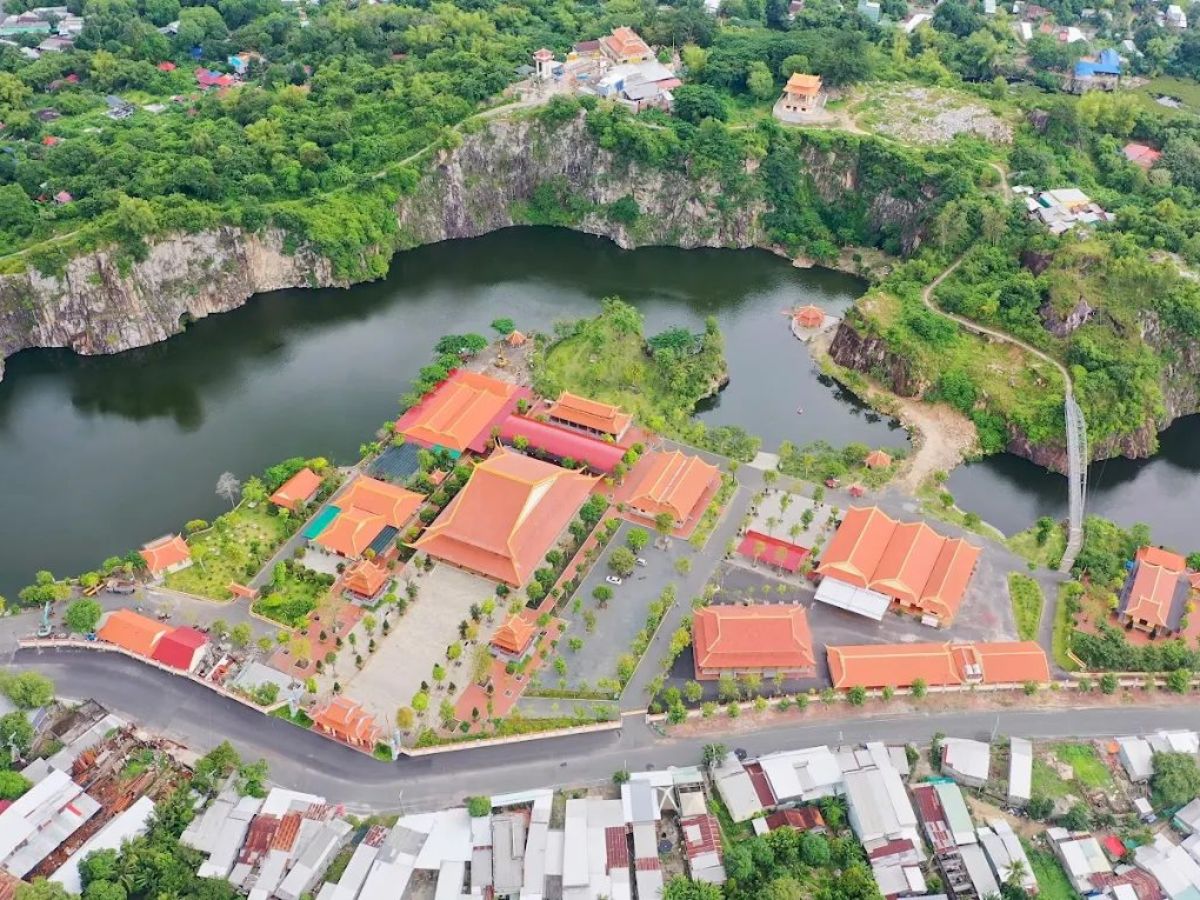 Du khách dễ dàng di chuyển đến khu du lịch núi Sập, Thoại Sơn.