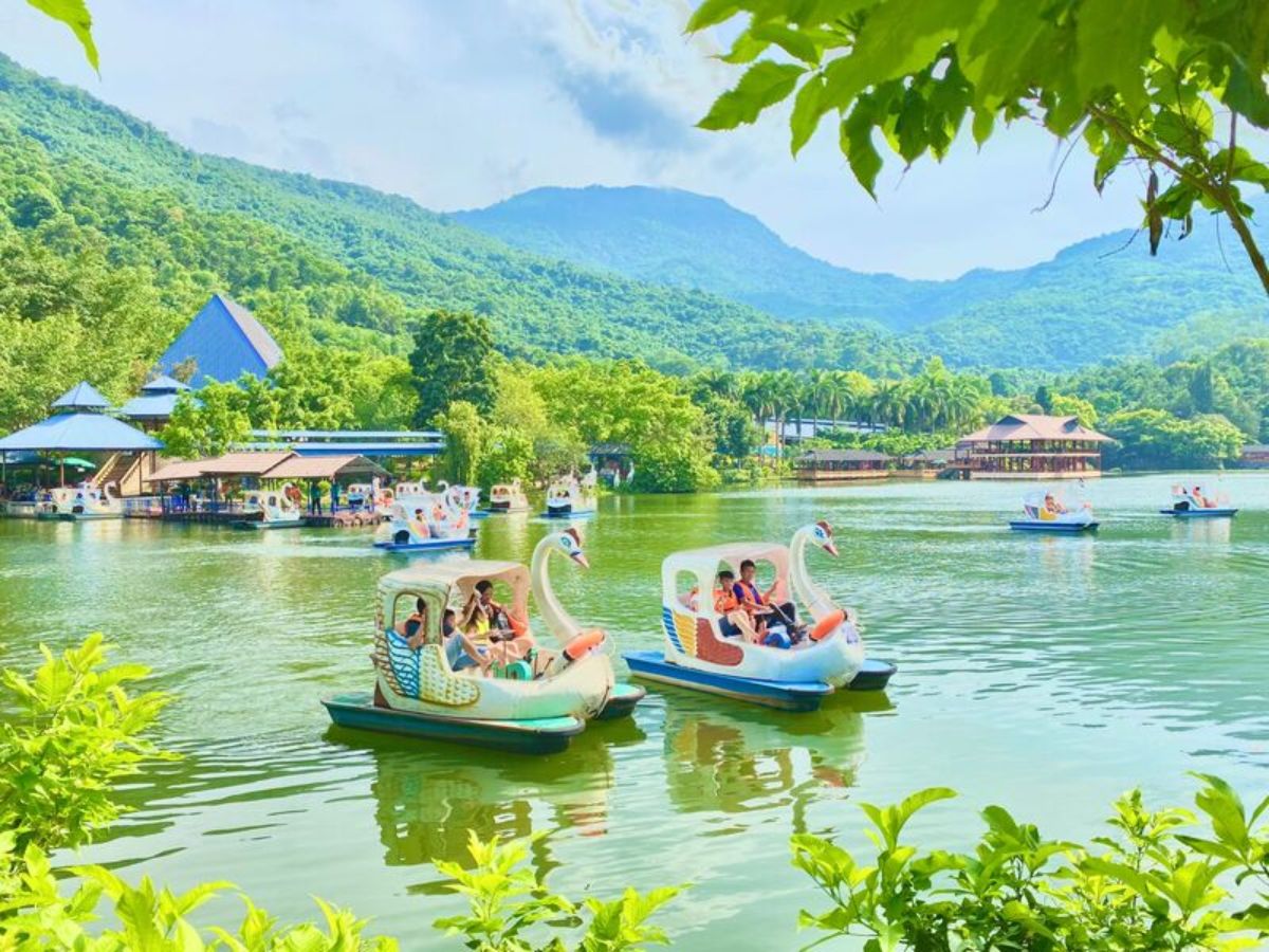 Trải nghiệm không gian hồ Ông Thoại tại khu du lịch