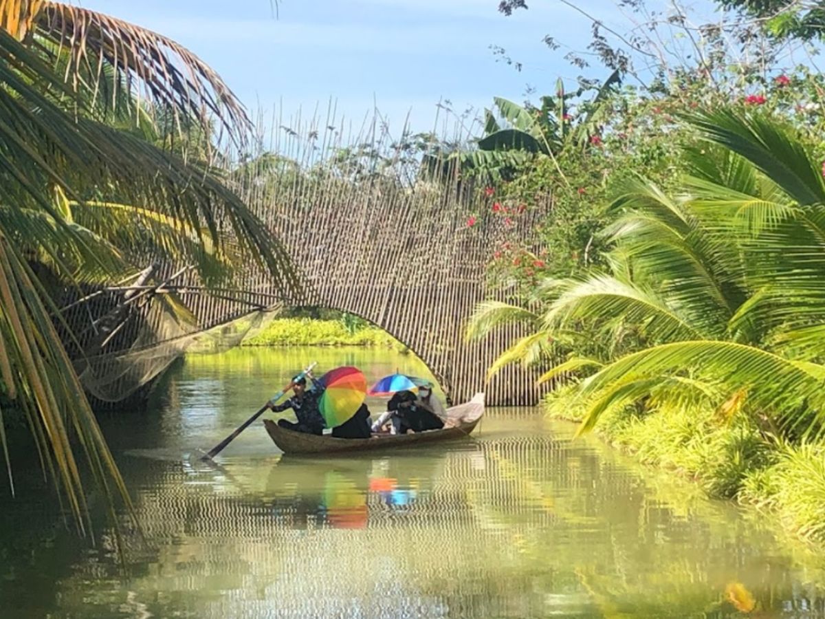 Trải nghiệm chèo xuồng tại khu du lịch Mỹ Luông.