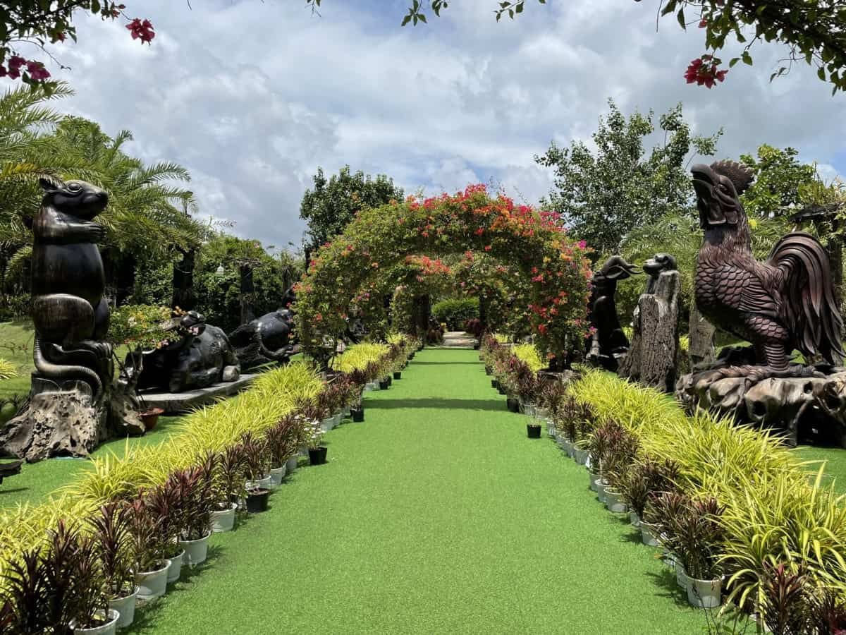 Khu du lịch sinh thái Mỹ Luông tọa lạc tại ấp Mỹ Hòa, nằm gần cầu Mỹ Luông bắc qua sông Tiền.