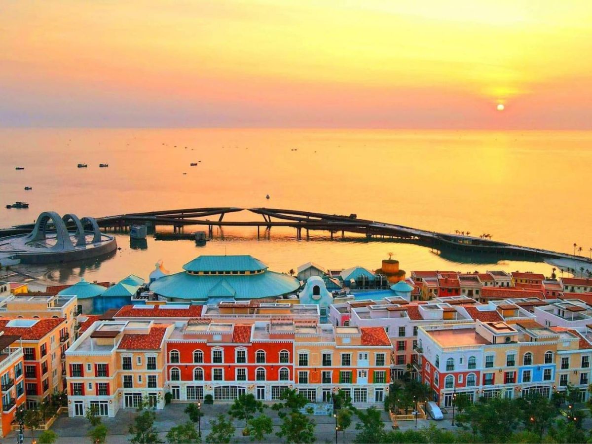 Sunset Town với kiến trúc Địa Trung Hải độc đáo phía Nam đảo Phú Quốc.