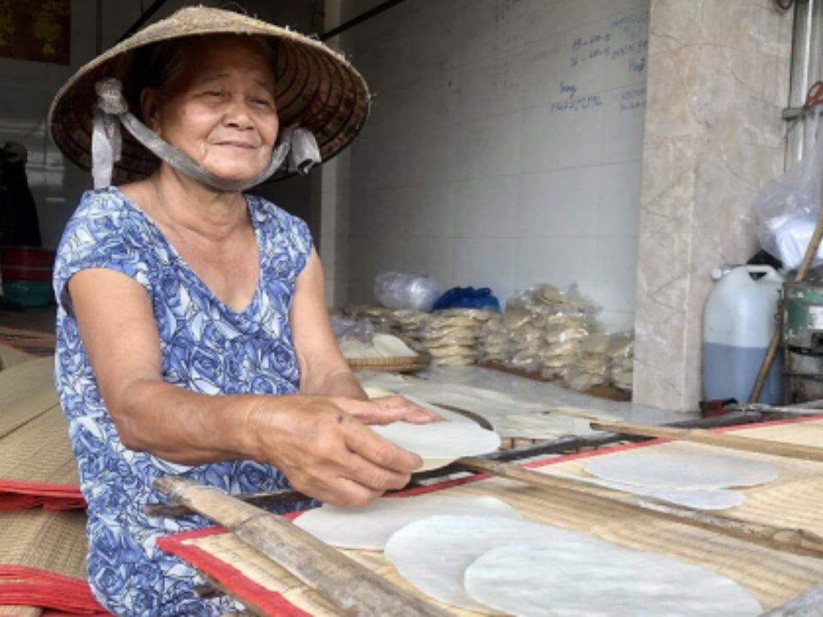 Du khách có thể di chuyển bằng ô tô hoặc xe khách để đến làng nghề bánh phồng Phú Mỹ.