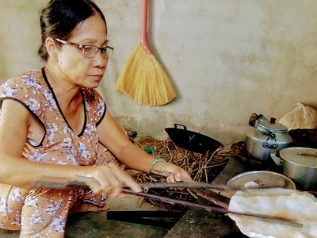 Du khách tham quan làng nghề bánh phồng bất cứ thời điểm nào trong ngày, lý tưởng vào mùa khô.