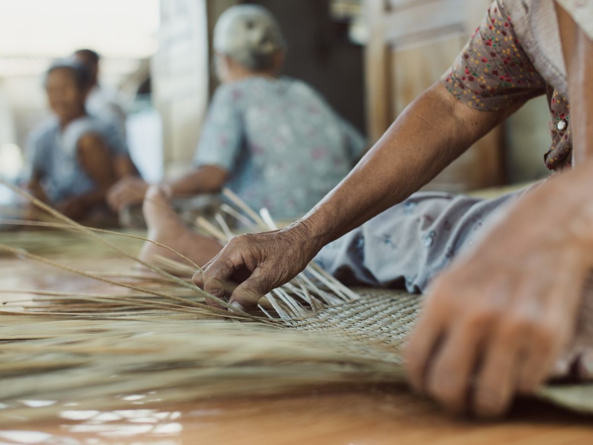 Khám phá quy trình đan đệm bàng thủ công tại làng nghề truyền thống.