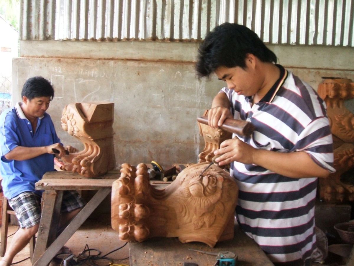 Làng nghề mộc nằm ở các xã Long Điền, Nhơn Mỹ, Cù lao Giêng.