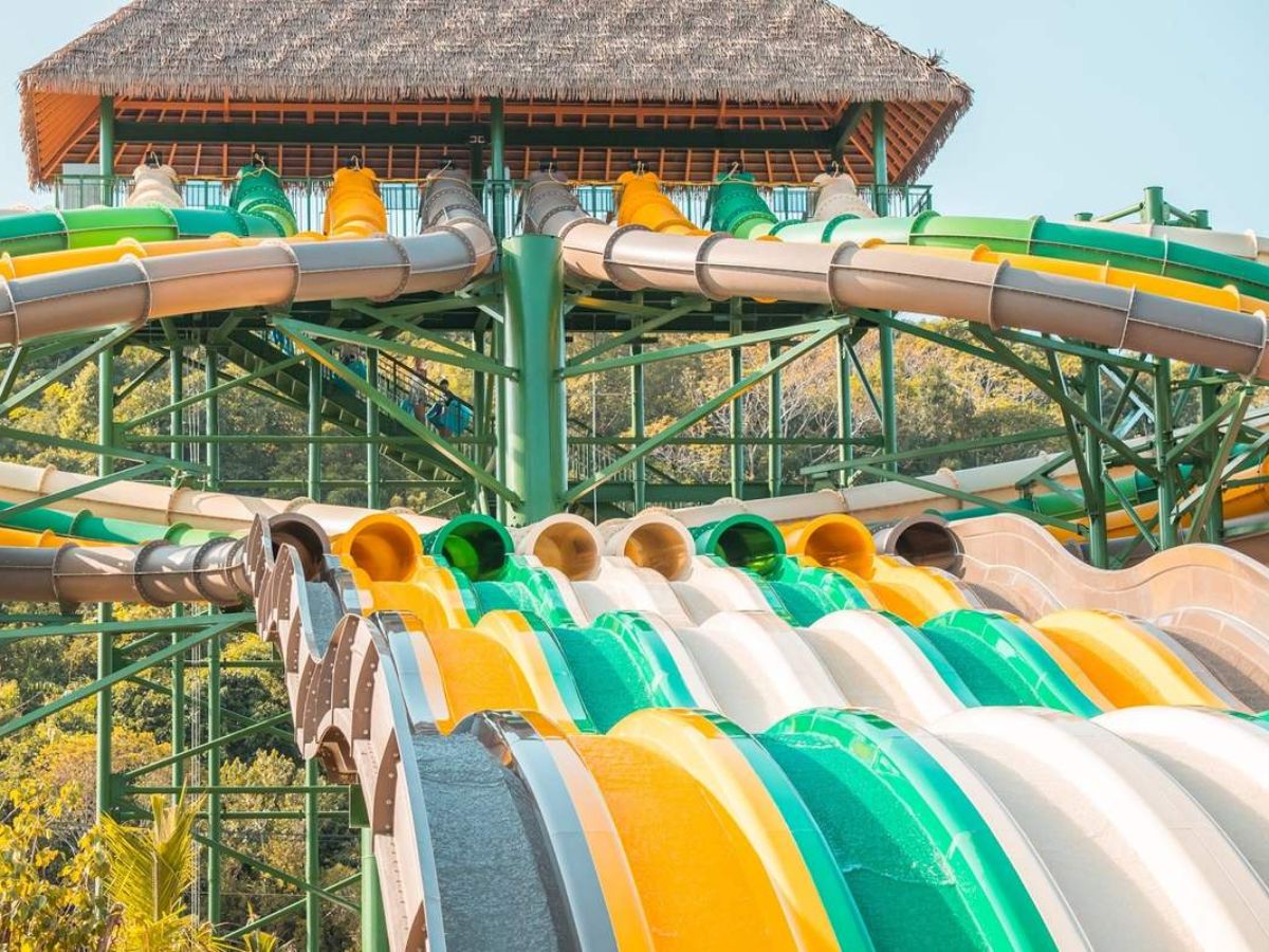 Công viên nước Aquatopia tại Sun World Hon Thom mang đến trải nghiệm giải trí hiện đại. 