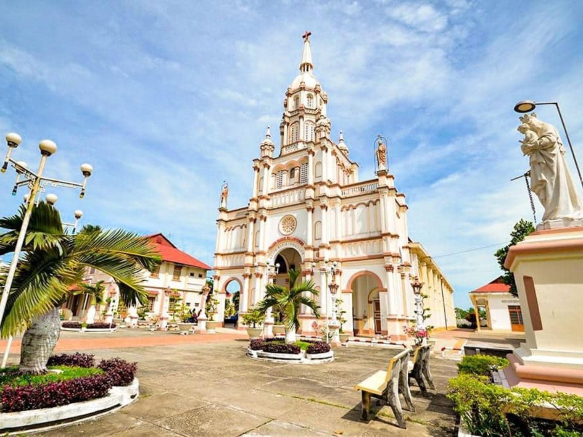 Nhà thờ Cù lao Giêng nằm trọn giữa một vùng cù lao xanh mát.