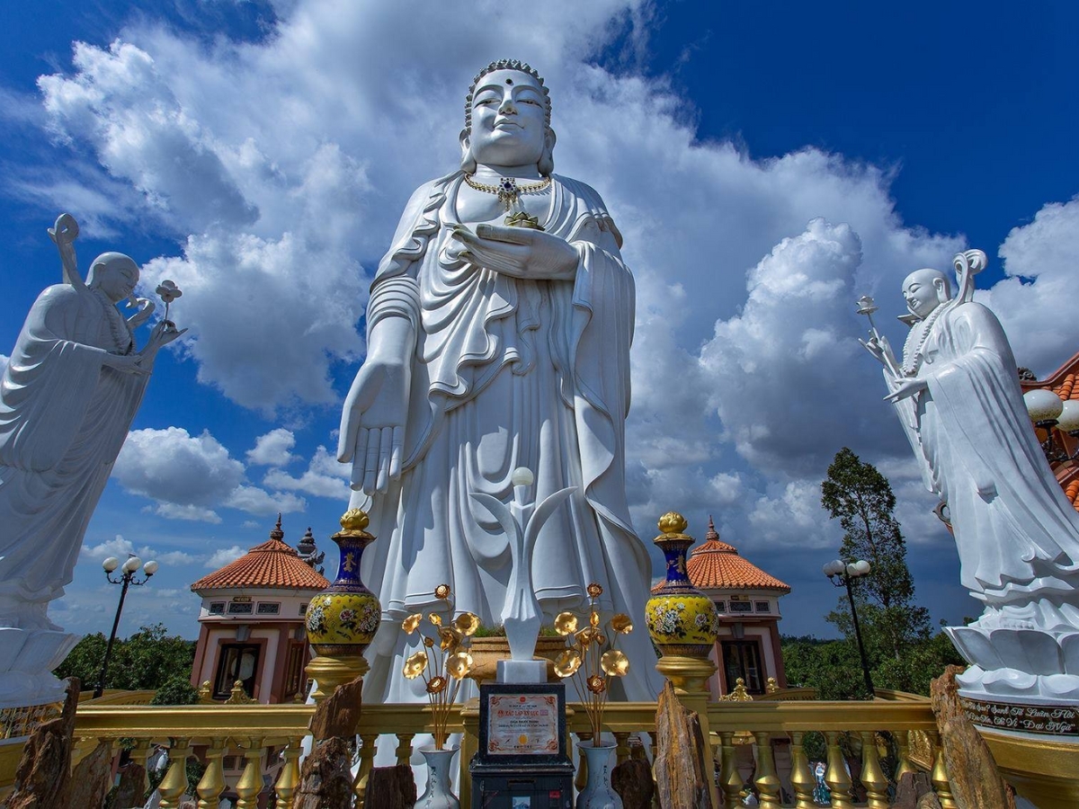 Chùa Phước Thành sở hữu quần thể tượng Phật lớn nhất thế giới.