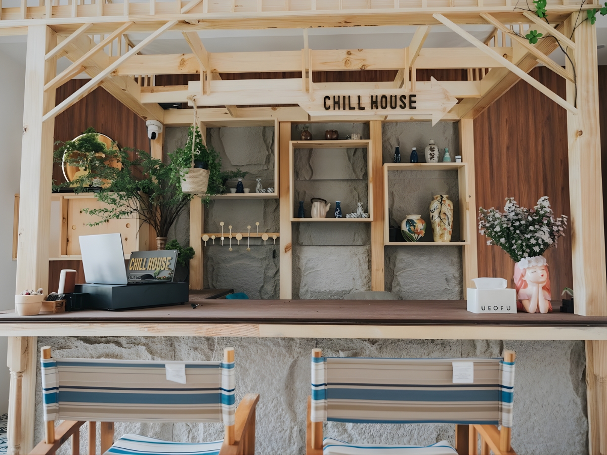 Chill House Homestay được trang trí với nhiều cây xanh mát.