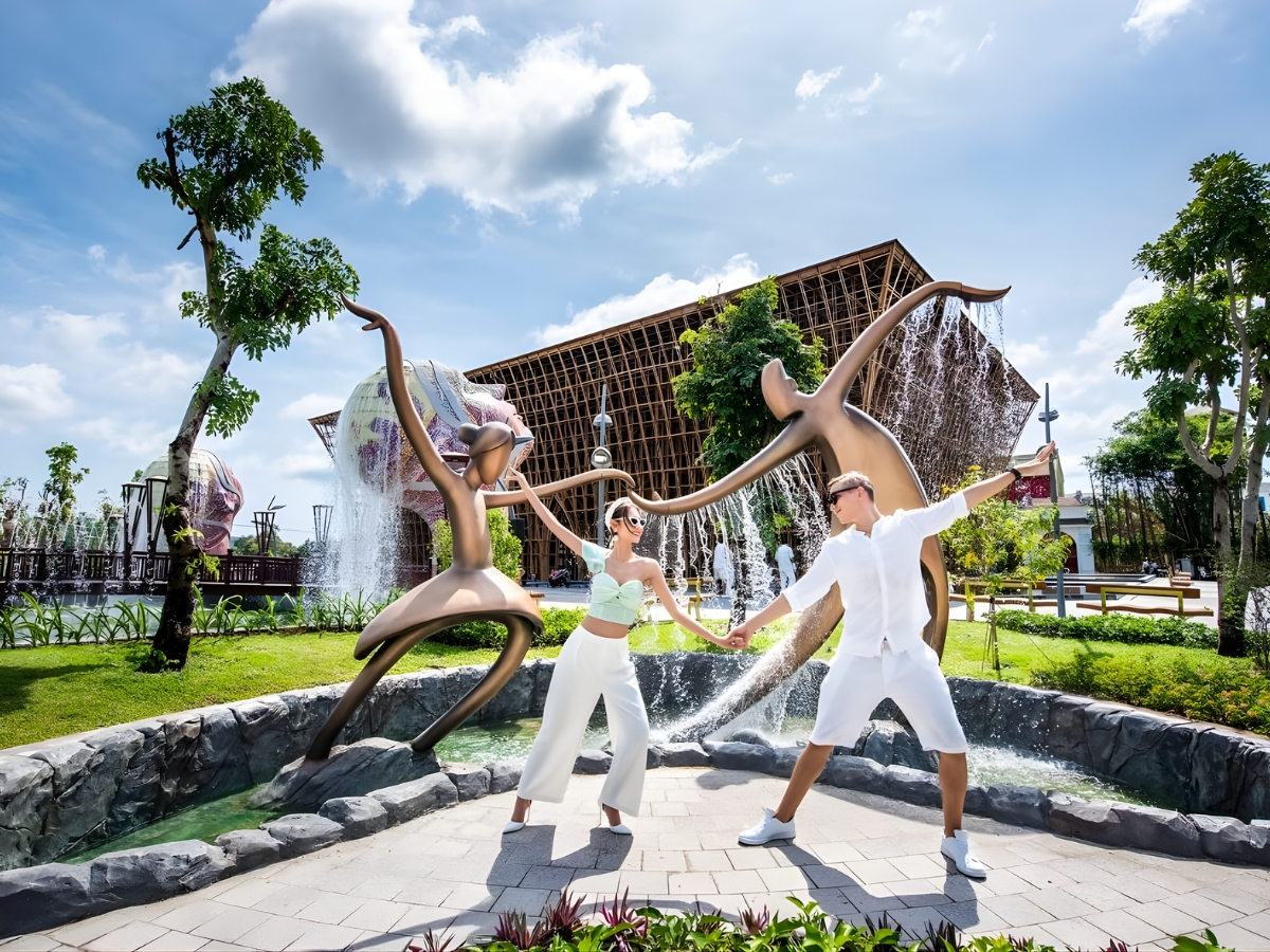 Du khách dạo chơi và check-in tại công viên nghệ thuật đương đại Urban Park.