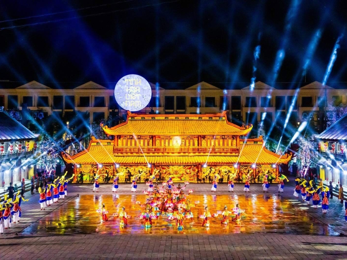 Thưởng thức show diễn Tinh Hoa Việt Nam được tổ chức hoành tráng.