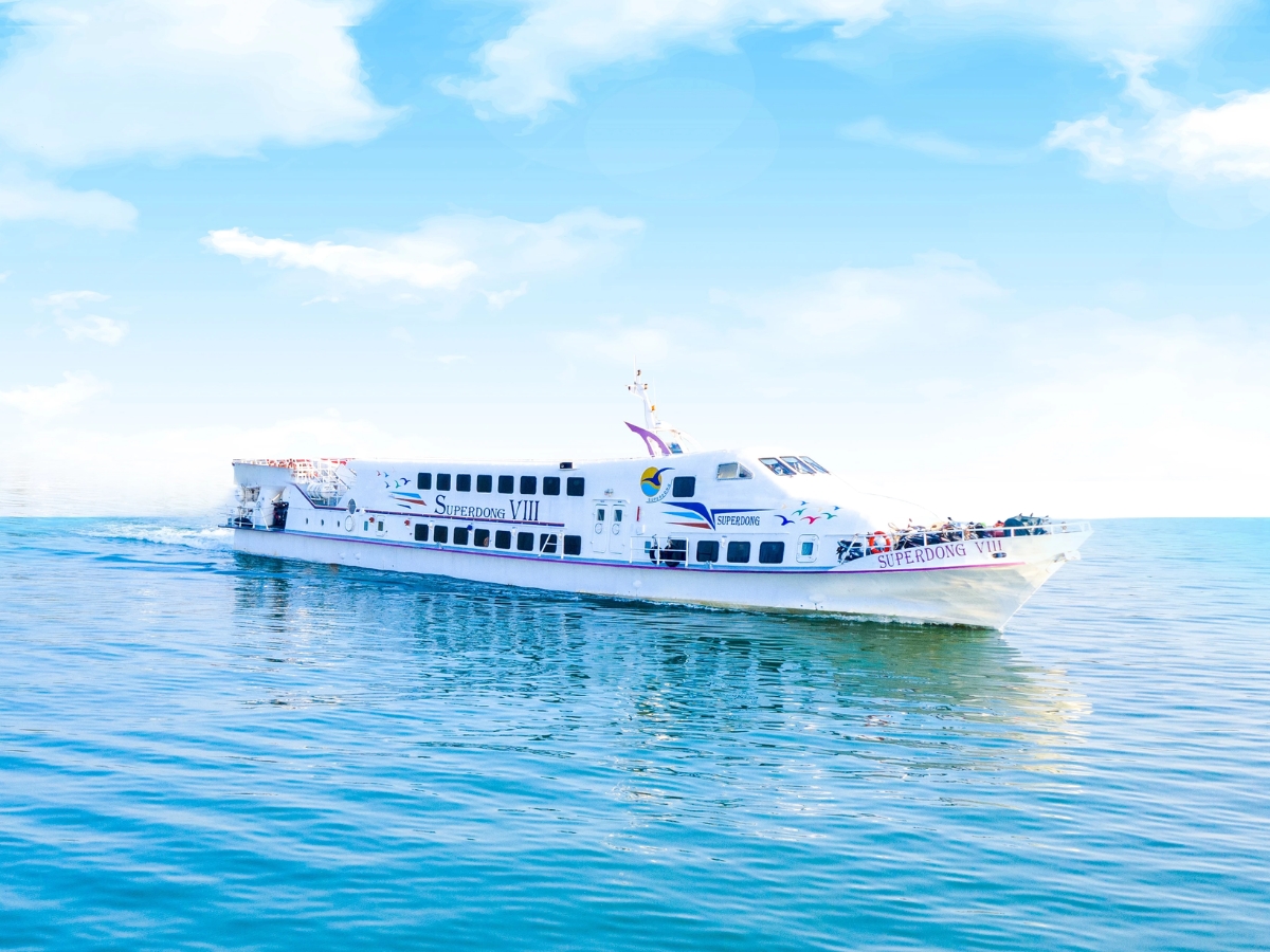 Di chuyển bằng tàu cao tốc từ Rạch Giá đến Nam Du.