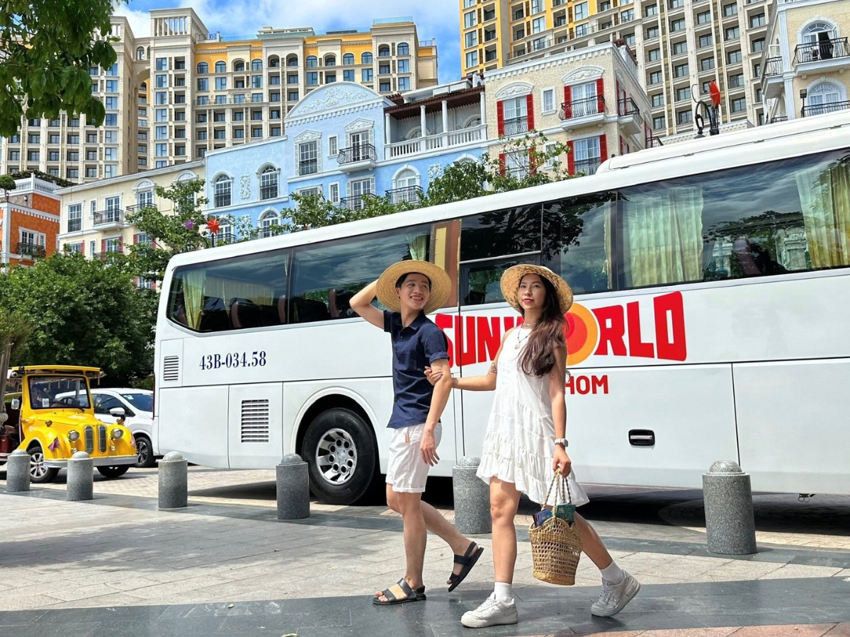 Xe buýt Sun World Hon Thom đưa đón du khách miễn phí đến các địa điểm vui chơi, tham quan của Sun Group.