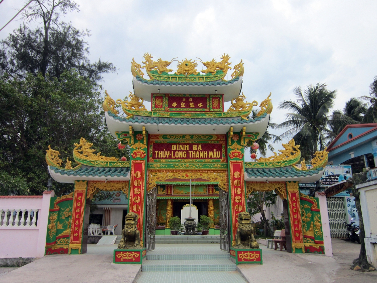 Dinh Bà Thủy Long Thánh Mẫu tọa lạc tại số 44 đường Võ Thị Sáu, thuộc phường Dương Đông.
