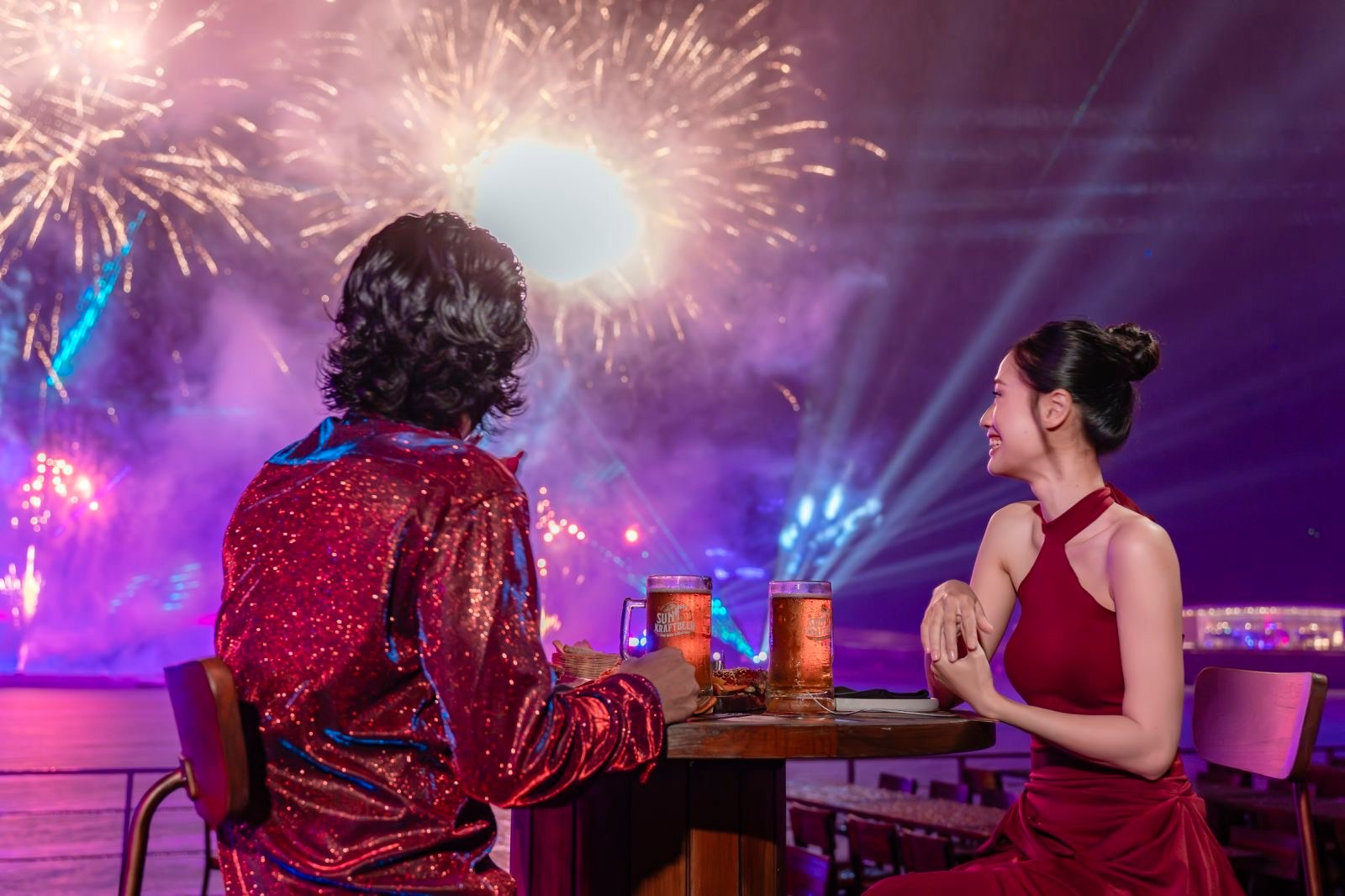 Thưởng thức bữa tối tại Sun Bavaria Gastro Pub và xem show Bản giao hưởng đại dương. 