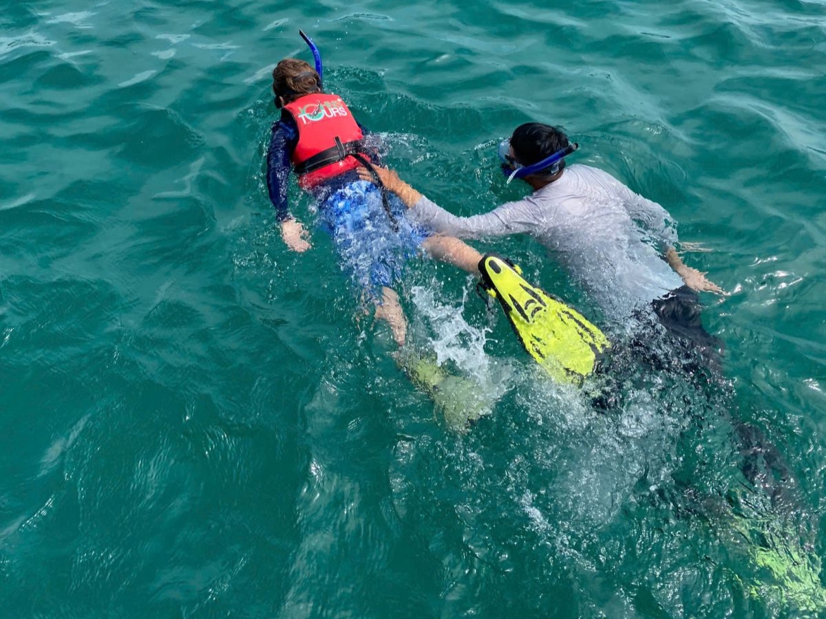 Snorkeling là hình thức lặn nông đơn giản, phù hợp với cả những người không biết bơi.