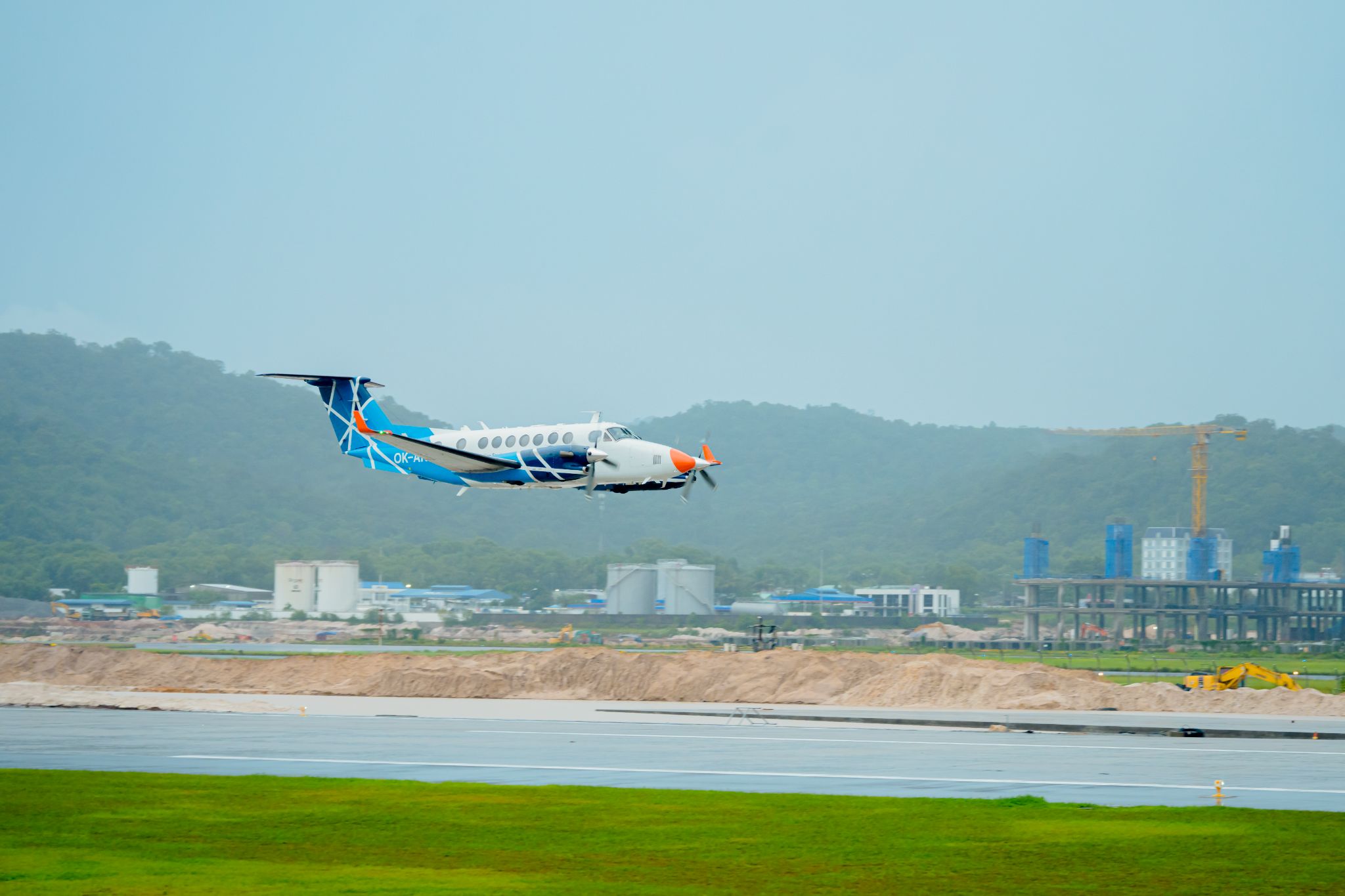 Tàu bay kiểm tra, hiệu chuẩn - dòng Beechcraft B300 King Air 350ER, quốc tịch Cộng hòa Séc là máy bay đầu tiên “trải nghiệm” đường cất hạ cánh số 2 tại Phú Quốc