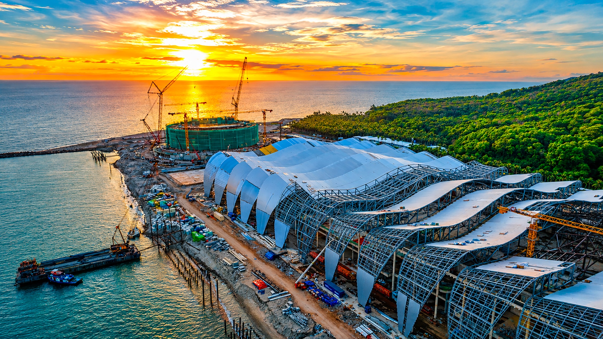 Trung tâm tổ chức hội nghị APEC đã hoàn thành khoảng 98% phần kết cấu bê tông cốt thép, 93% kết cấu thép.