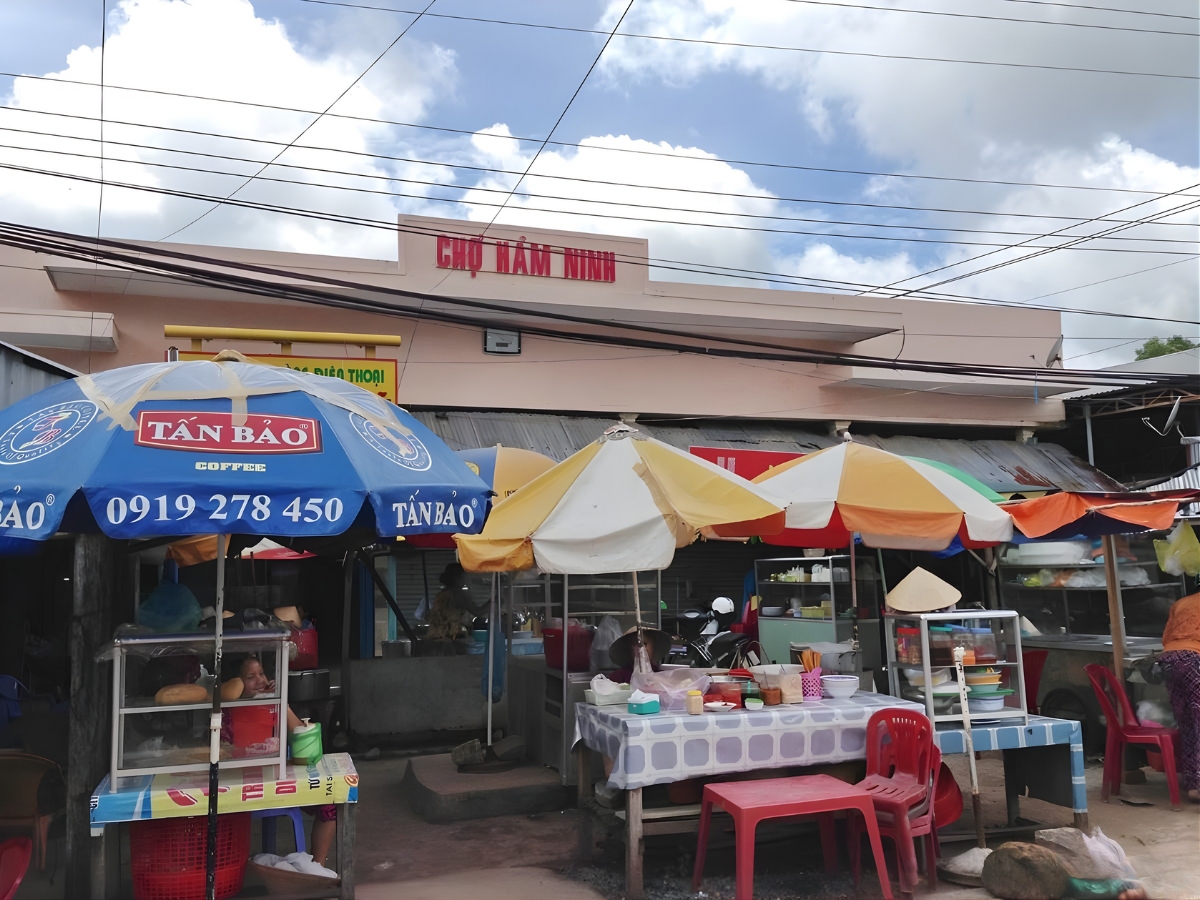 Chợ Hàm Ninh nằm tại làng chài Hàm Ninh, thuộc xã Hàm Ninh, đặc khu Phú Quốc, tỉnh An Giang. 