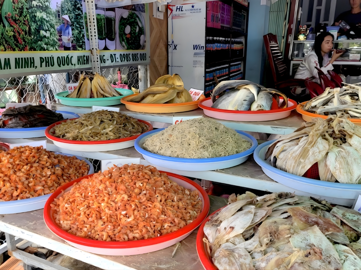 Chợ bày bán đa dạng các loại hải sản khô với mức giá hợp lý.