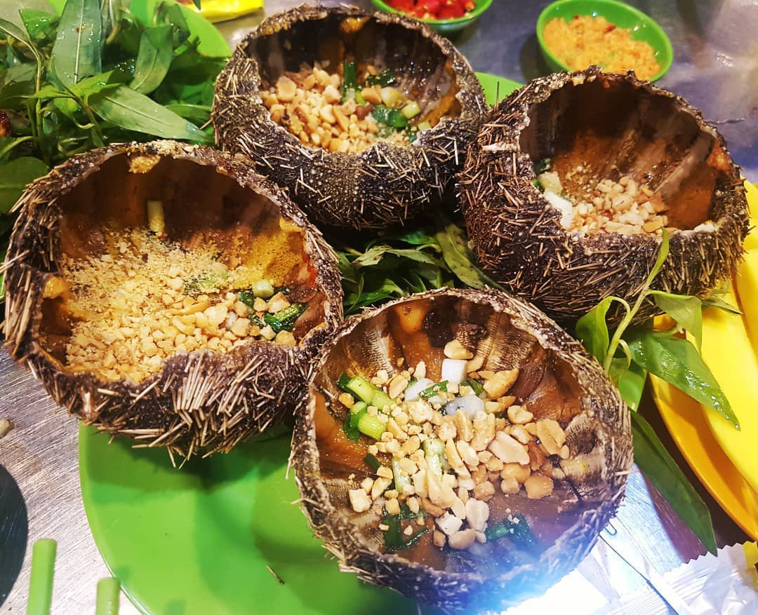 Món nhum biển nướng mỡ hành thơm ngon, béo ngậy.