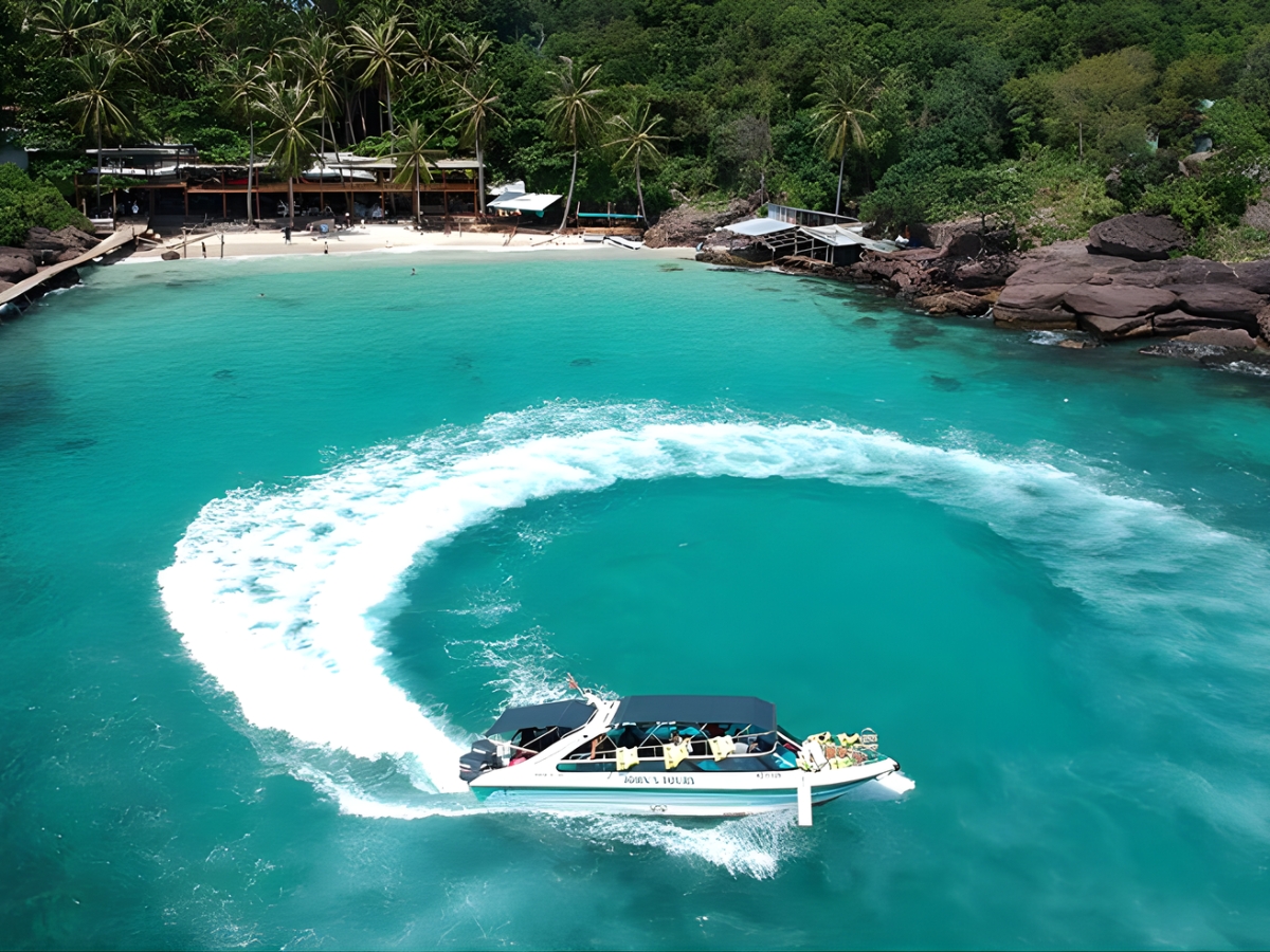 Di chuyển đến đảo Bà Lụa bằng cano mang đến cho du khách một trải nghiệm độc đáo, mới mẻ.