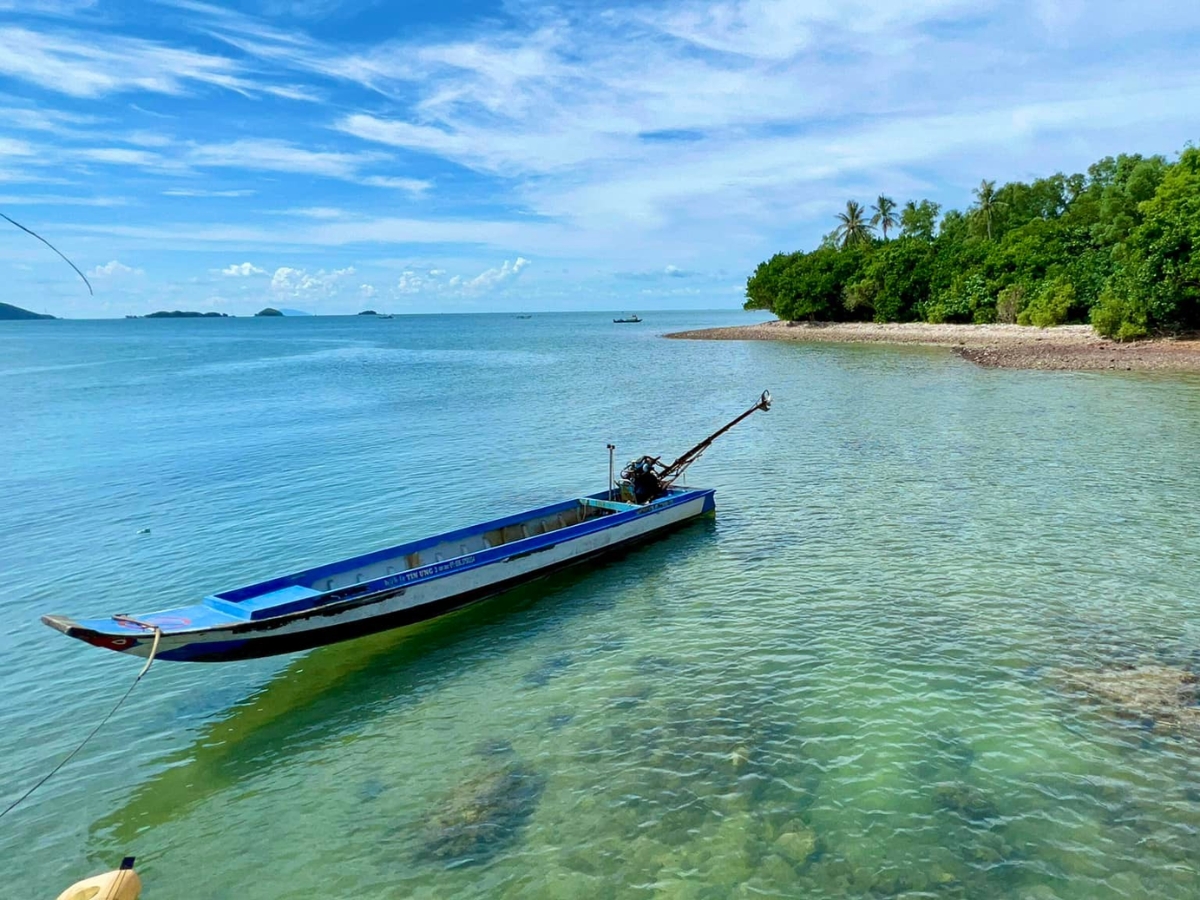 Di chuyển bằng tàu gỗ mang đến cho du khách trải nghiệm mới mẻ, độc đáo.
