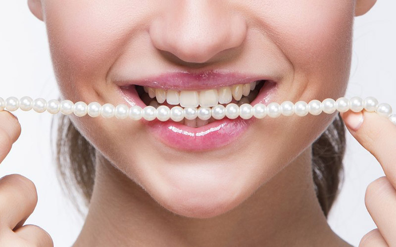 Ngọc trai thật không bị bong tróc khi cắn bằng lực nhẹ.