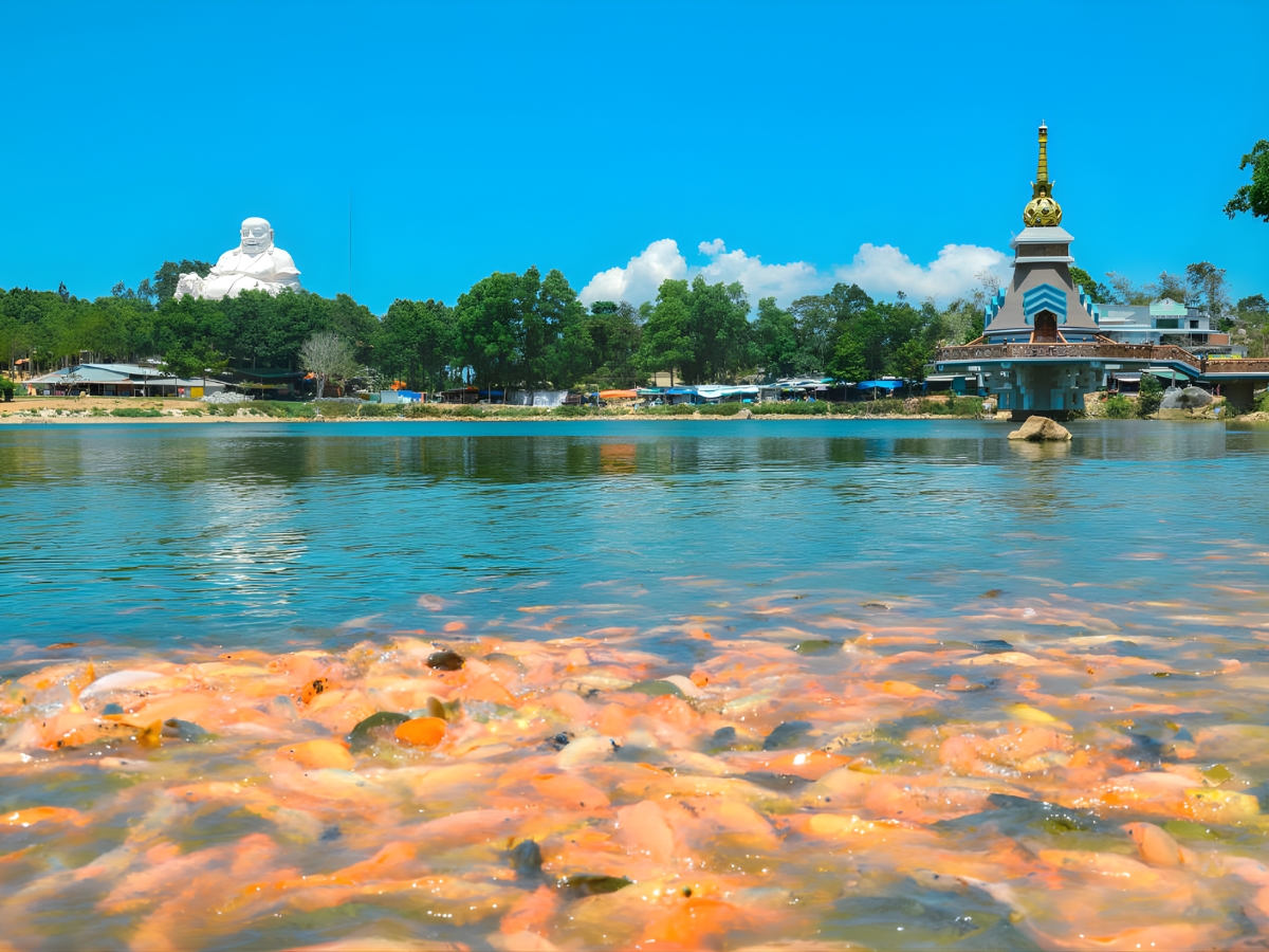 Hồ Thủy Liêm êm ả thích hợp để nghỉ chân.