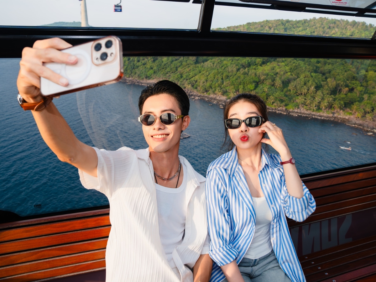 Trải nghiệm check-in và ngắm toàn cảnh biển trời Phú Quốc từ trên cáp treo Hòn Thơm.