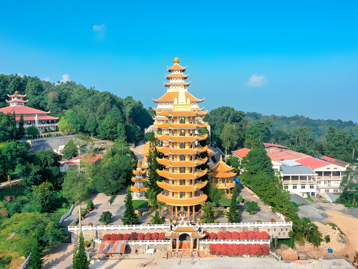 Chùa Vạn Linh đồ sộ với 3 ngôi tháp cổ.