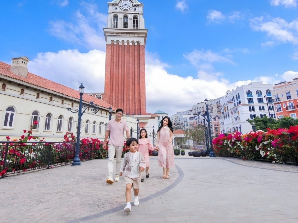 Du khách tham quan và check-in tại Thị trấn Hoàng Hôn