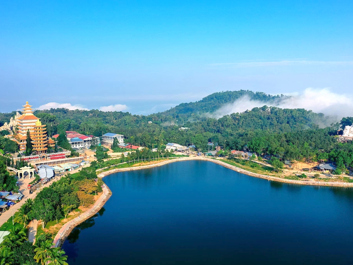 Thời điểm lý tưởng để di chuyển và tham quan núi Cấm An Giang là vào mùa khô.