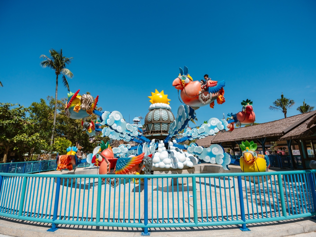 Du khách thỏa sức vui chơi tại Sun World Hon Thom. 