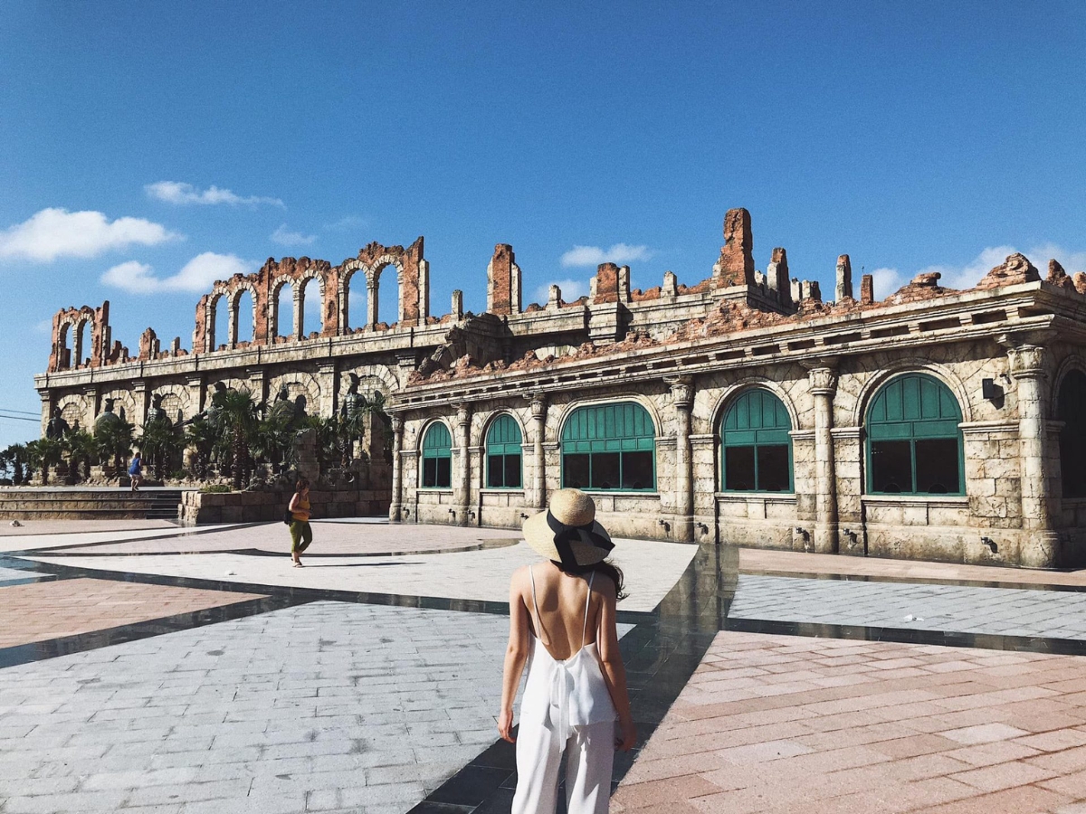 Du khách check-in tại nhà ga Ánh Dương.