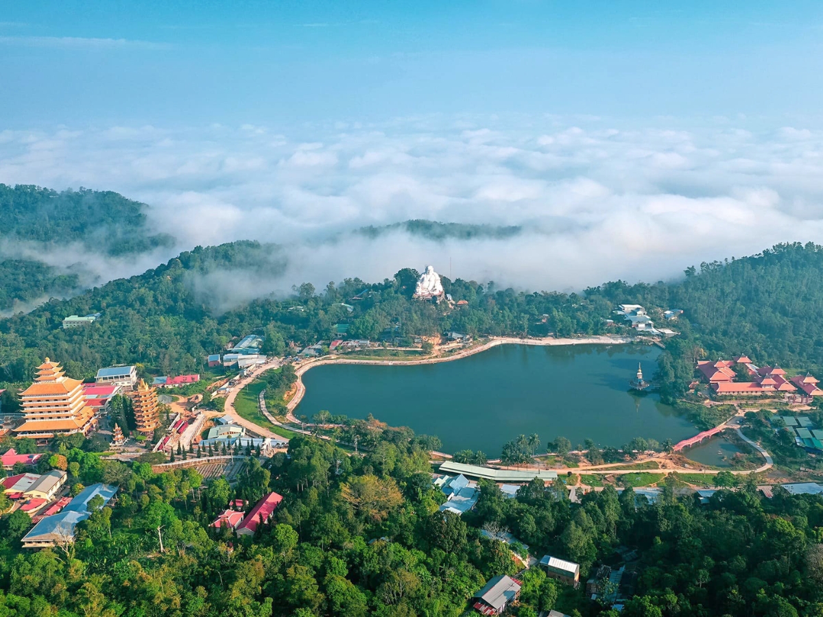 Núi Cấm, còn được gọi là Thiên Cấm Sơn, tọa lạc tại xã Núi Cấm, tỉnh An Giang.