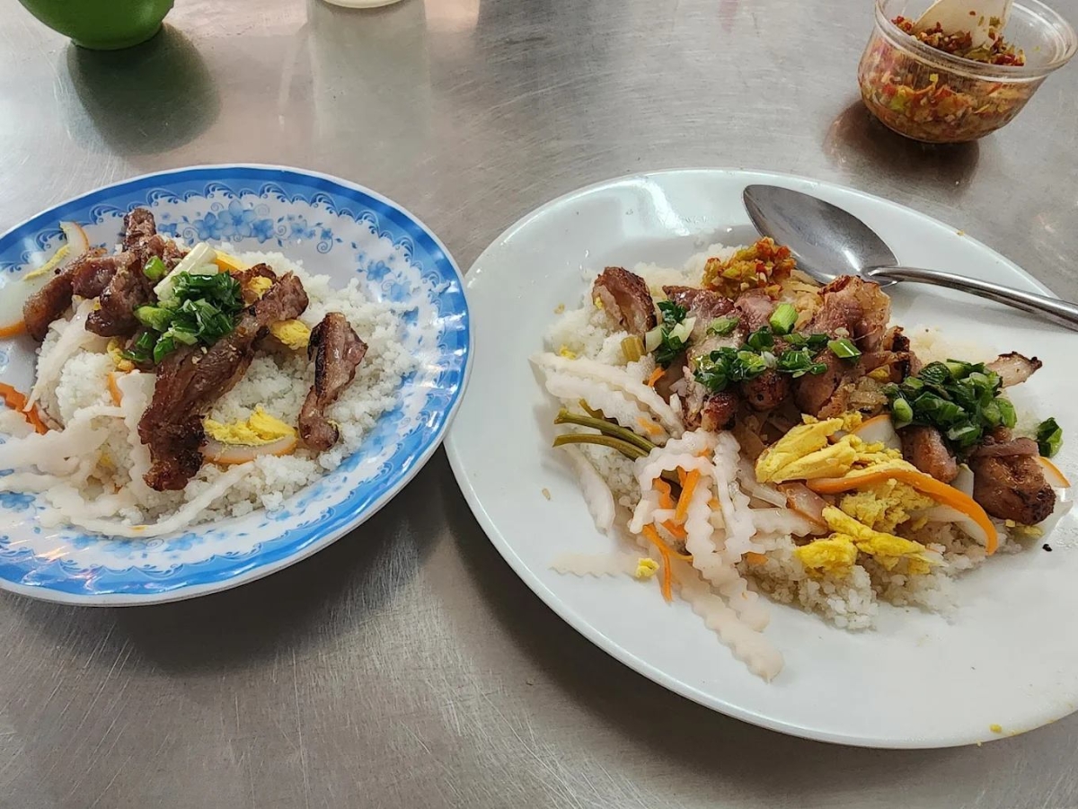 Cơm tấm Long Xuyên có hương vị thơm ngon và giá cả hợp lý.