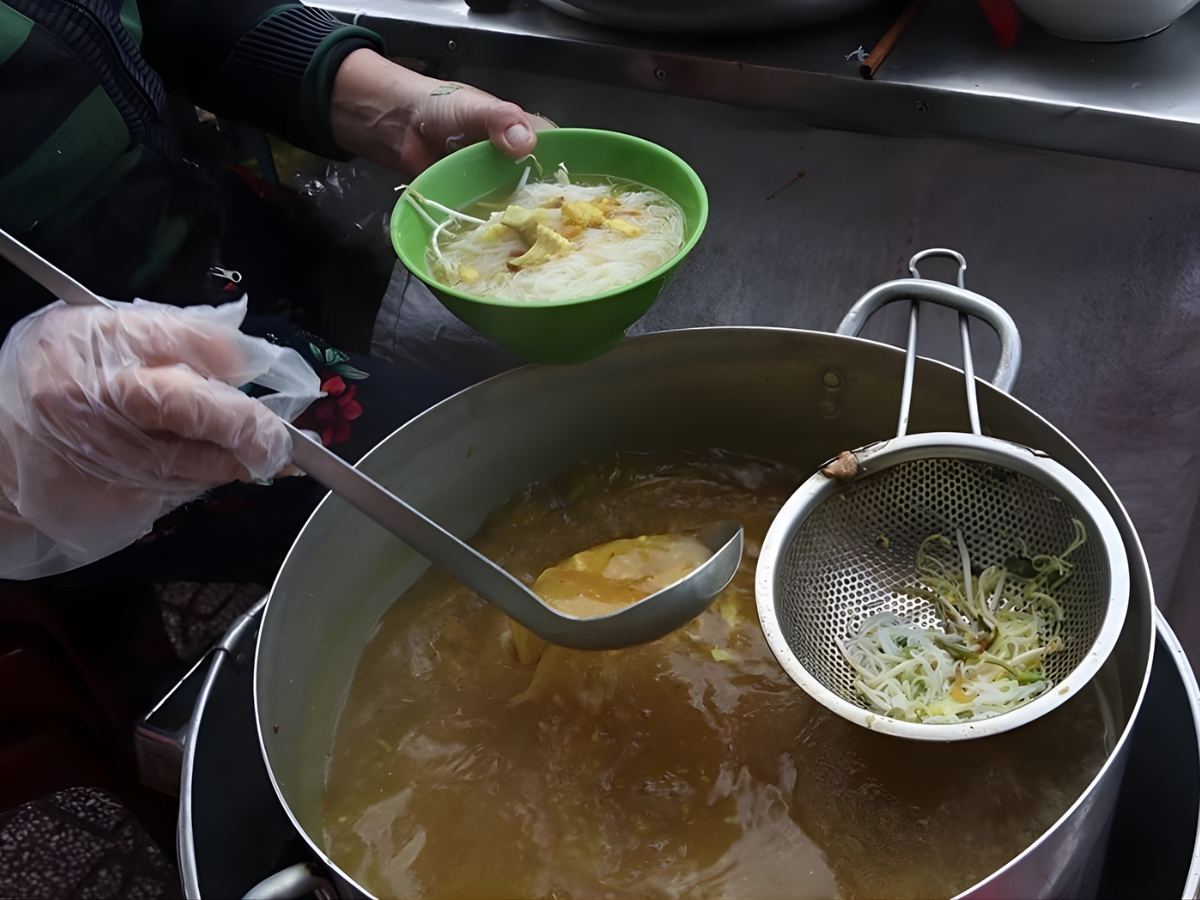 Bé Hai là quán bún cá ngon nổi tiếng ở Châu Đốc An Giang.
