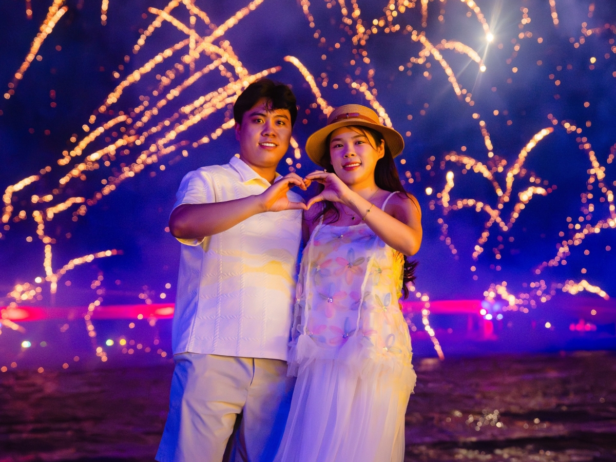 Du khách thích thú chụp ảnh cùng pháo hoa trong show Bản giao hưởng đại dương.