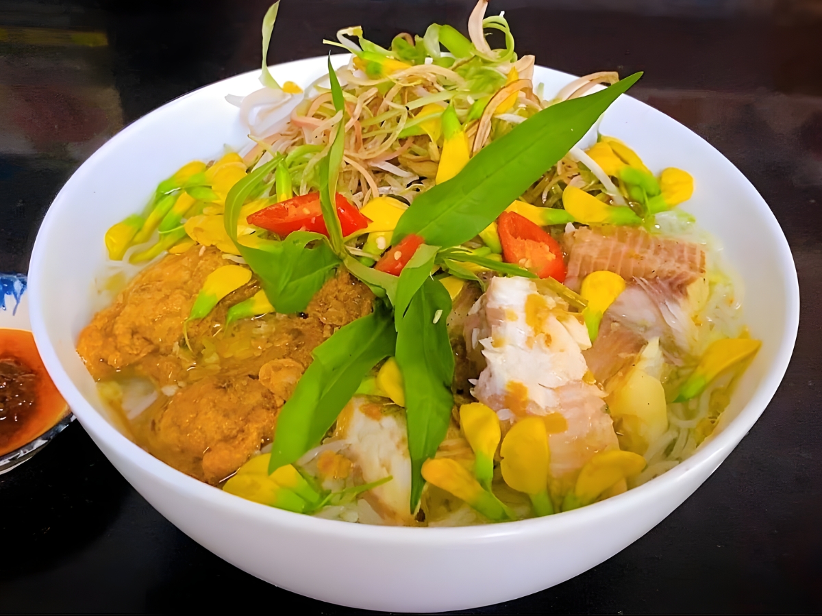 Bún cá Châu Đốc là món ăn dân dã nhưng nức tiếng của vùng đất An Giang.