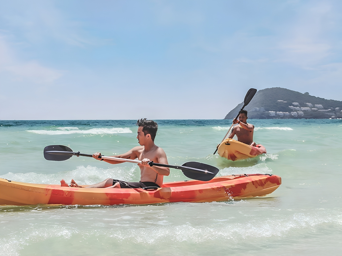 Lựa chọn thời điểm phù hợp sẽ mang đến trải nghiệm chèo thuyền kayak an toàn và trọn vẹn tại Hòn Thơm. (Nguồn: Sưu tầm)