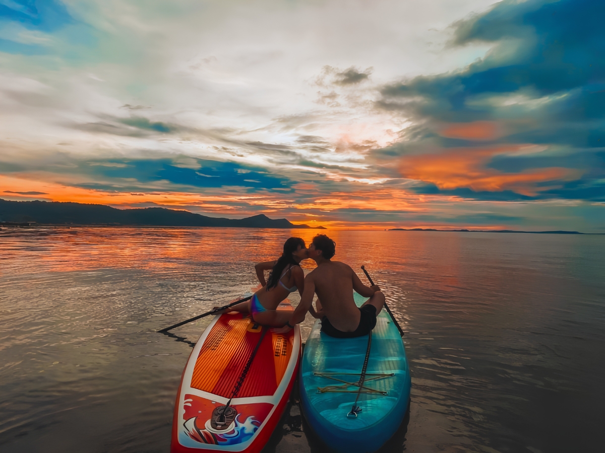Chèo thuyền kayak mang đến cơ hội lưu lại những bức ảnh ấn tượng giữa khung cảnh biển xanh và thiên nhiên Hòn Thơm. (Nguồn: Sưu tầm)