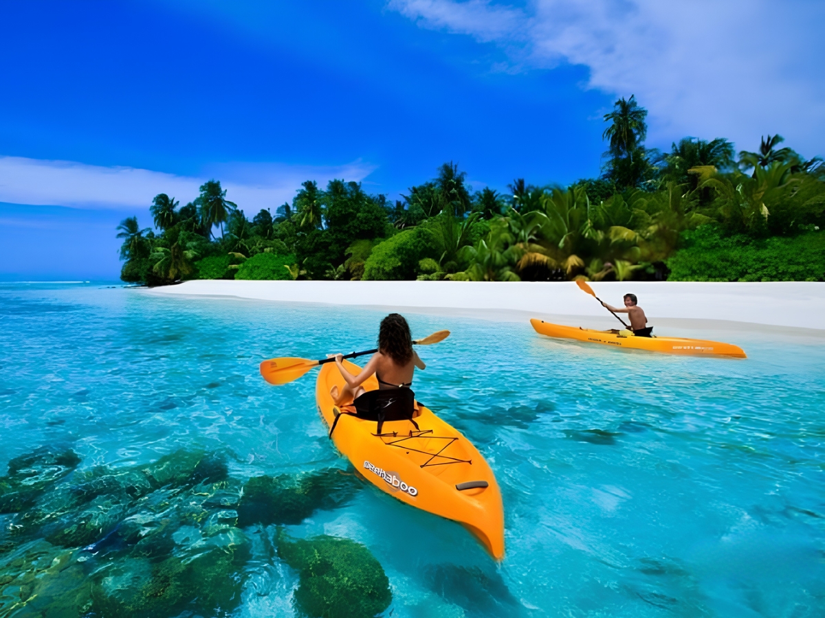 Trải nghiệm chèo thuyền kayak giúp du khách khám phá Hòn Thơm theo nhịp điệu chậm rãi và gần gũi với thiên nhiên. (Nguồn: Sưu tầm)
