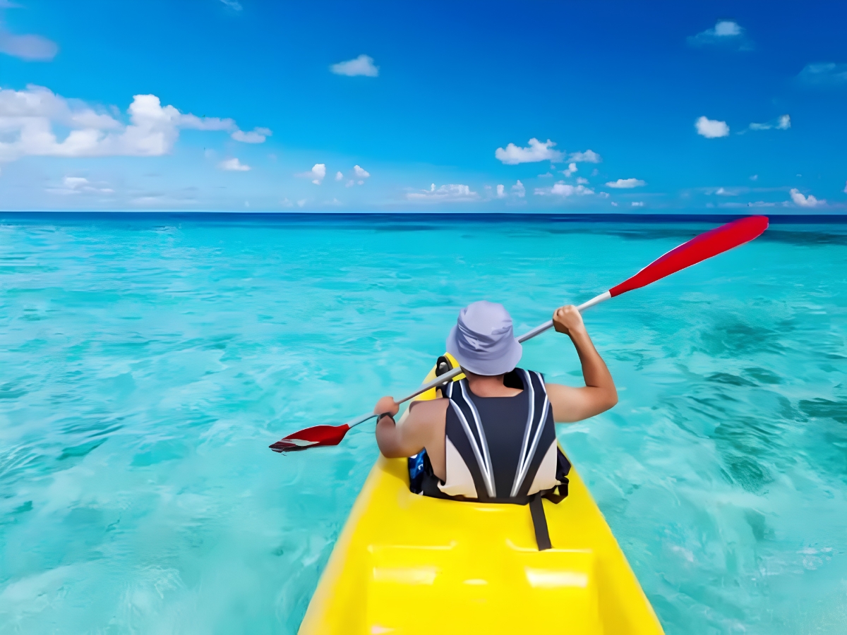 Trải nghiệm chèo thuyền kayak mang đến cơ hội khám phá những góc biển thơ mộng và không gian yên bình của Hòn Thơm. (Nguồn: Sưu tầm)