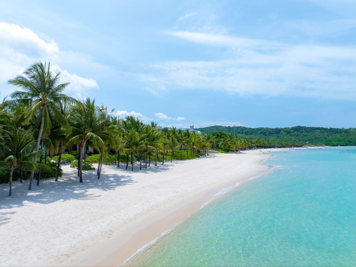 Bãi Kem nổi bật với bờ cát trắng mịn, làn nước trong xanh và không gian sạch đẹp, thích hợp cho các hoạt động ngoài trời. (Nguồn: Sưu tầm)
