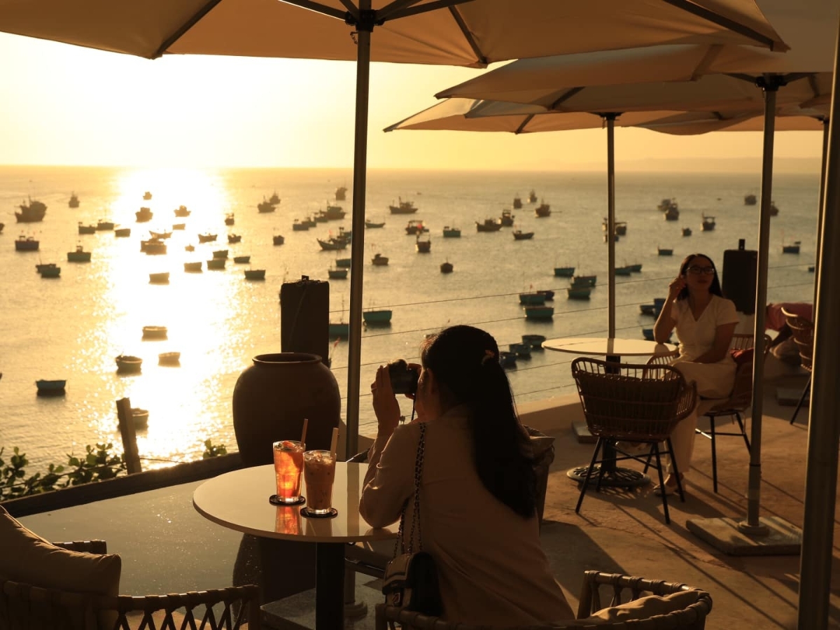 Các quán cafe sát biển Phú Quốc là điểm dừng chân lý tưởng để ngắm biển, tận hưởng làn gió mát và lưu lại những bức ảnh đẹp. (Nguồn: Sưu tầm)