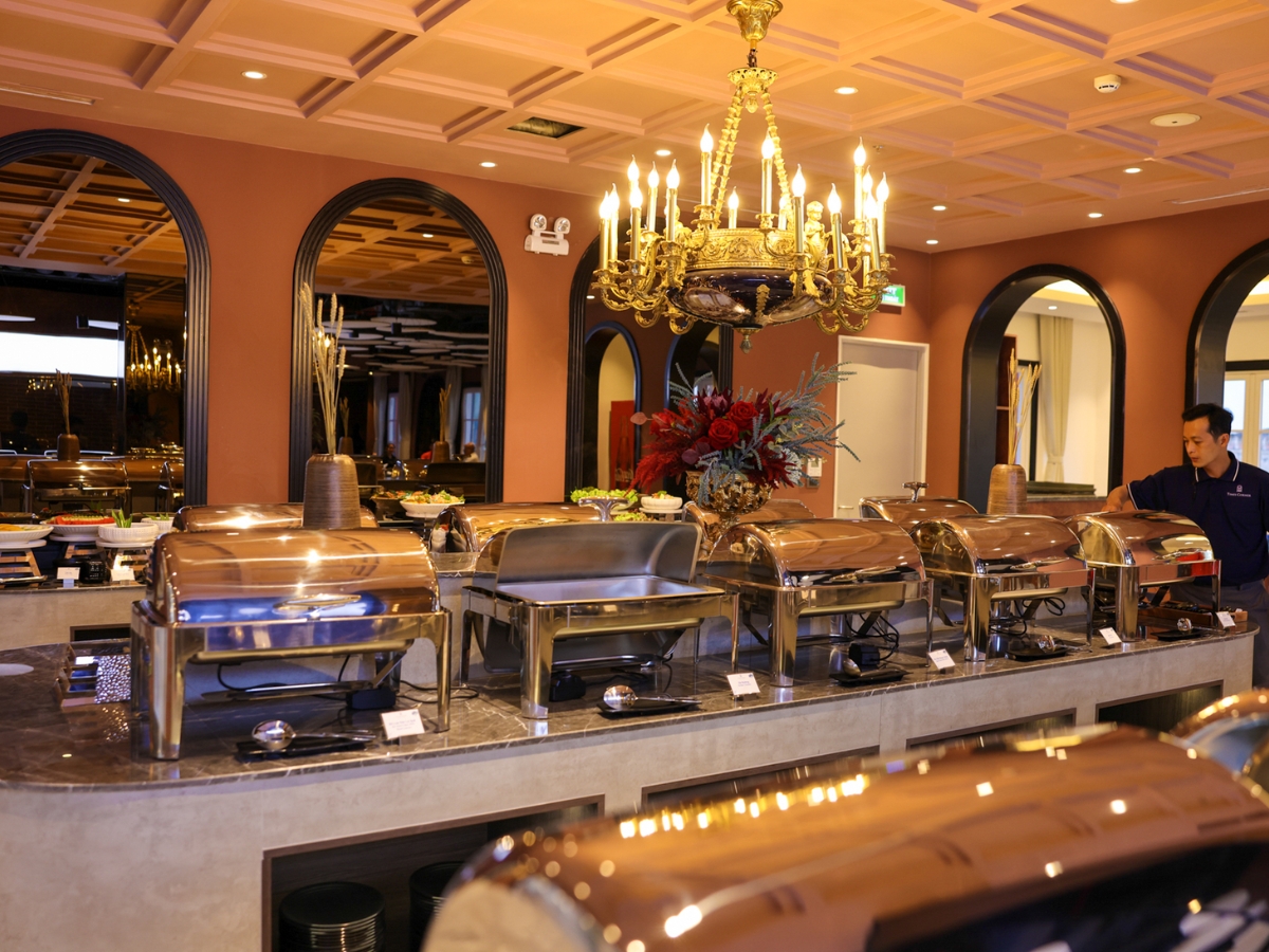 Thưởng thức tiệc buffet không giới hạn tại Times Corner Amalfi Hotel. 