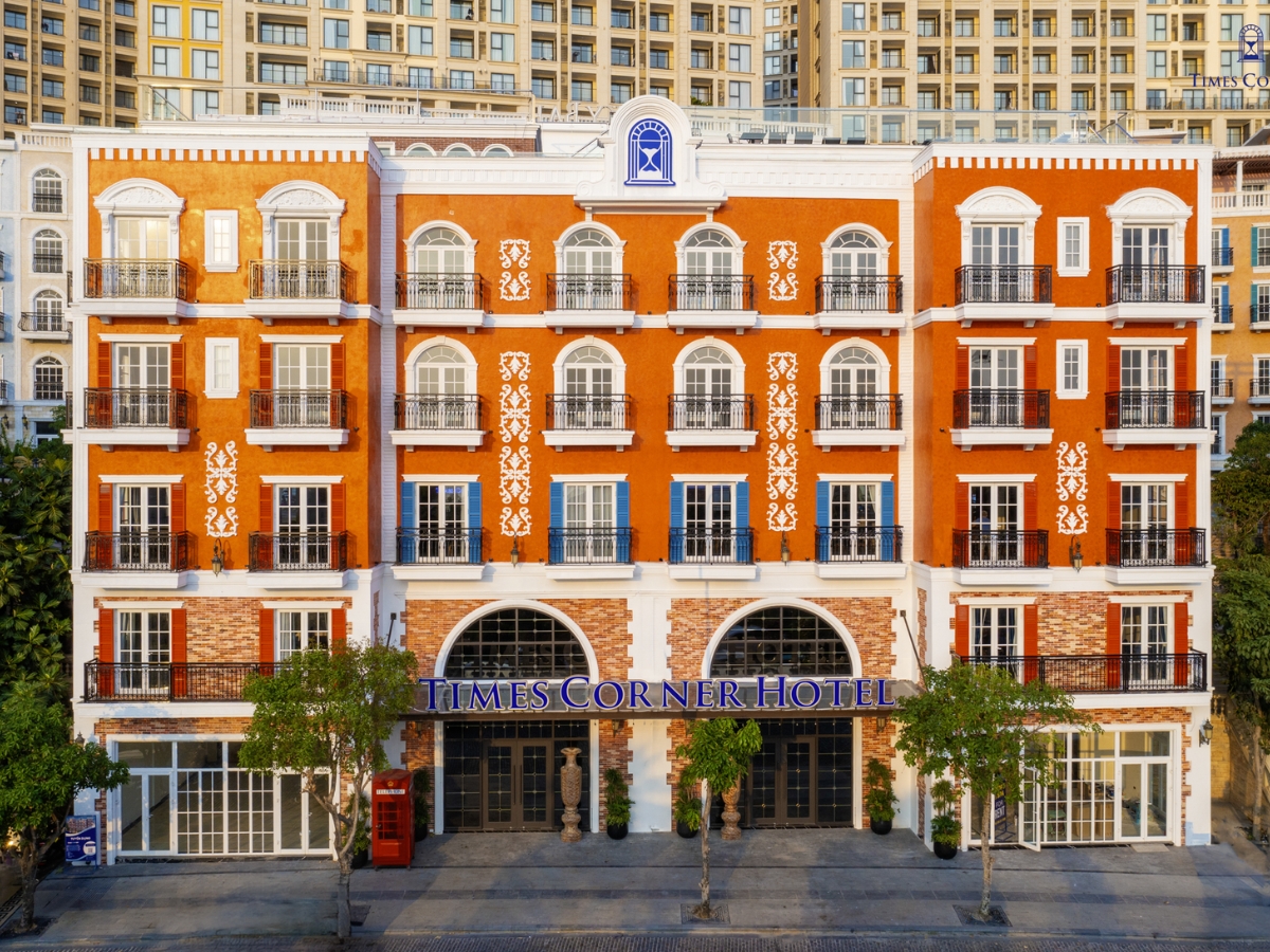 Times Corner Amalfi Hotel là khách sạn tiêu chuẩn 4 sao tọa lạc tại trung tâm Thị trấn Hoàng Hôn.