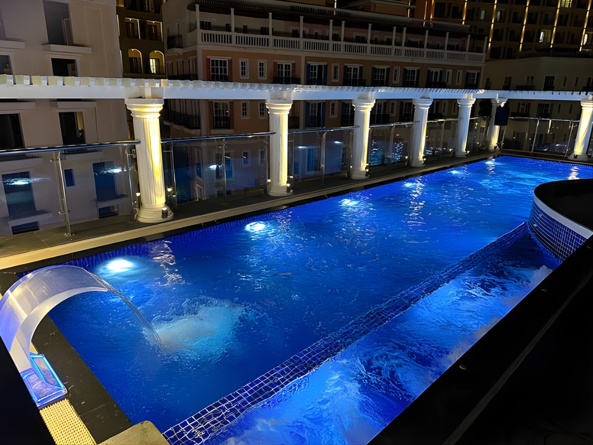 Hồ bơi mở cửa miễn phí cho du khách lưu trú tại Times Corner Amalfi Hotel.